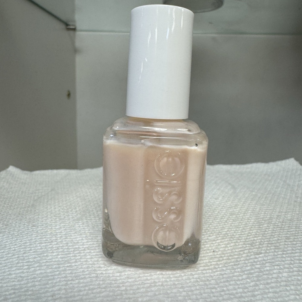 Essie Lacquer - 422 - Adore-A-Ball - 0.46oz / 13.5ml Sheer Pink